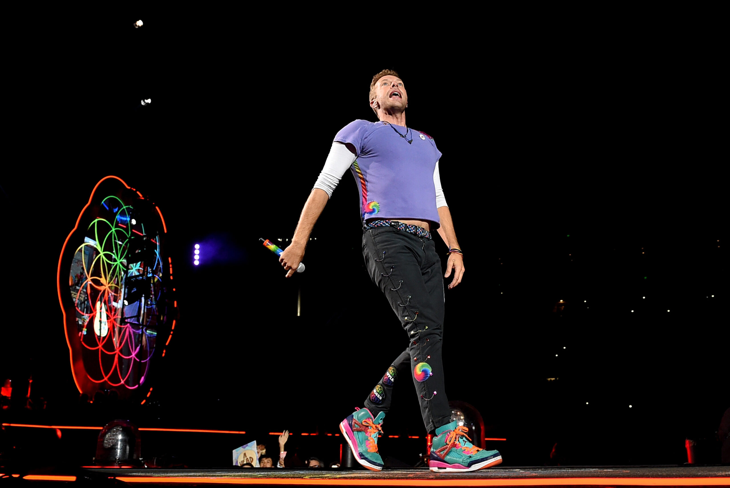 PASADENA, CA - OCTOBER 06: Singer Chris Martin of Coldplay performs at the Rose Bowl on October 6, 2017 in Pasadena, California. (Photo by Kevin Winter/Getty Images)