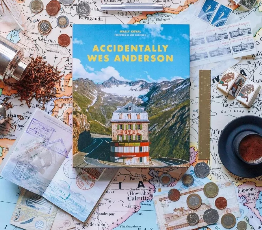 Knjiga Accidentally Wes Anderson - kolekcija fotografija inspirirana estetikom Wes Andersona