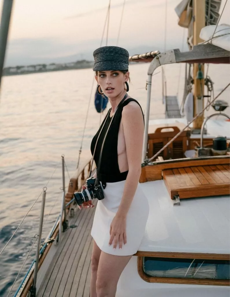 Body, PAOLA MOLET. Suknja, PRADA. Kapa, ZAHATI. Naušnice, UTERQÜE. Cipele, TOD’S