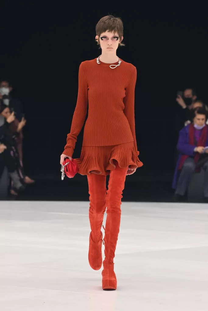 Givenchy: Pista - Pariški tjedan mode - Ženska odjeća proljeće ljeto 2022. Model nosi kontroverzni nakit