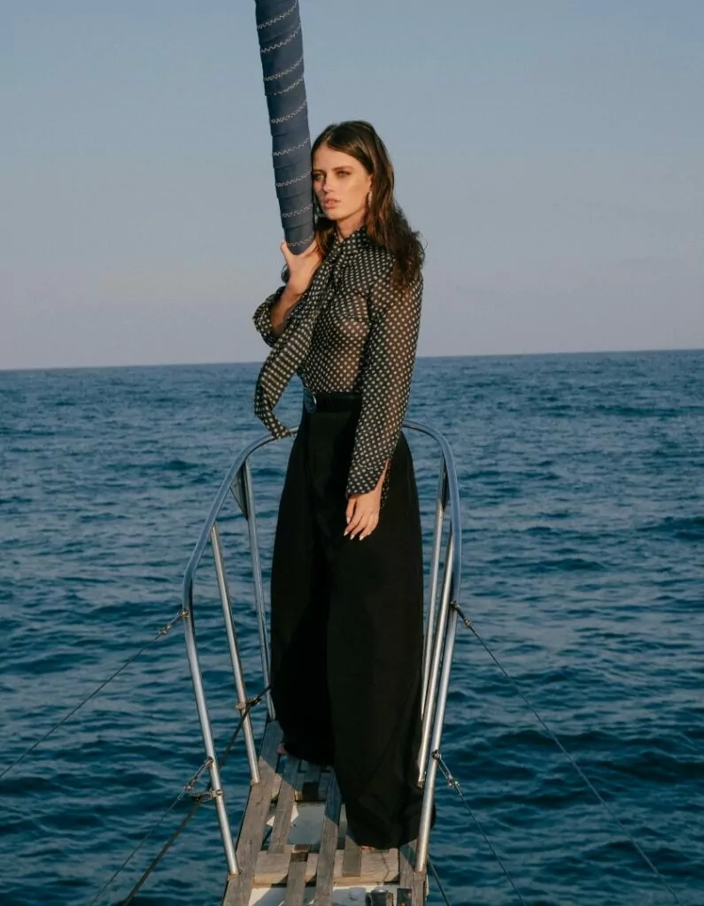 Majica, VIVIENNE WESTWOOD. Hlače, MARIA LUISA DE ESPAÑA. Remen, PRADA. Naušnice, HIAYNDERFYT