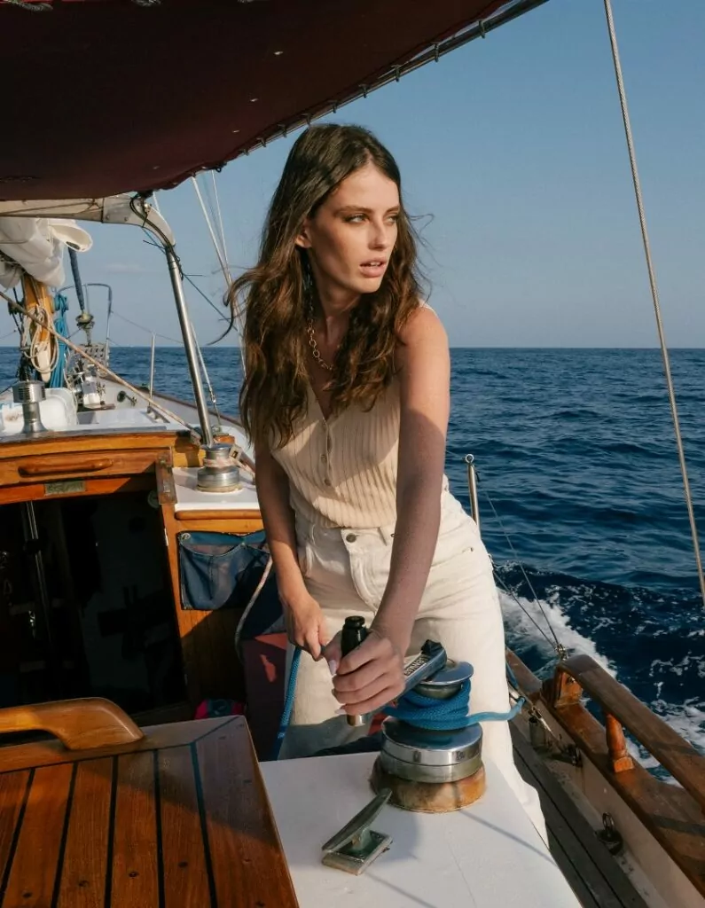Top, BURBERRY. Hlače, AMERICAN VINTAGE. Ogrlica, MARINA FIGUEIREDO