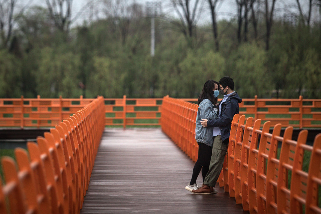 Dejtanje tijekom pandemije, par u Wuhanu nakon otvorenja parka
