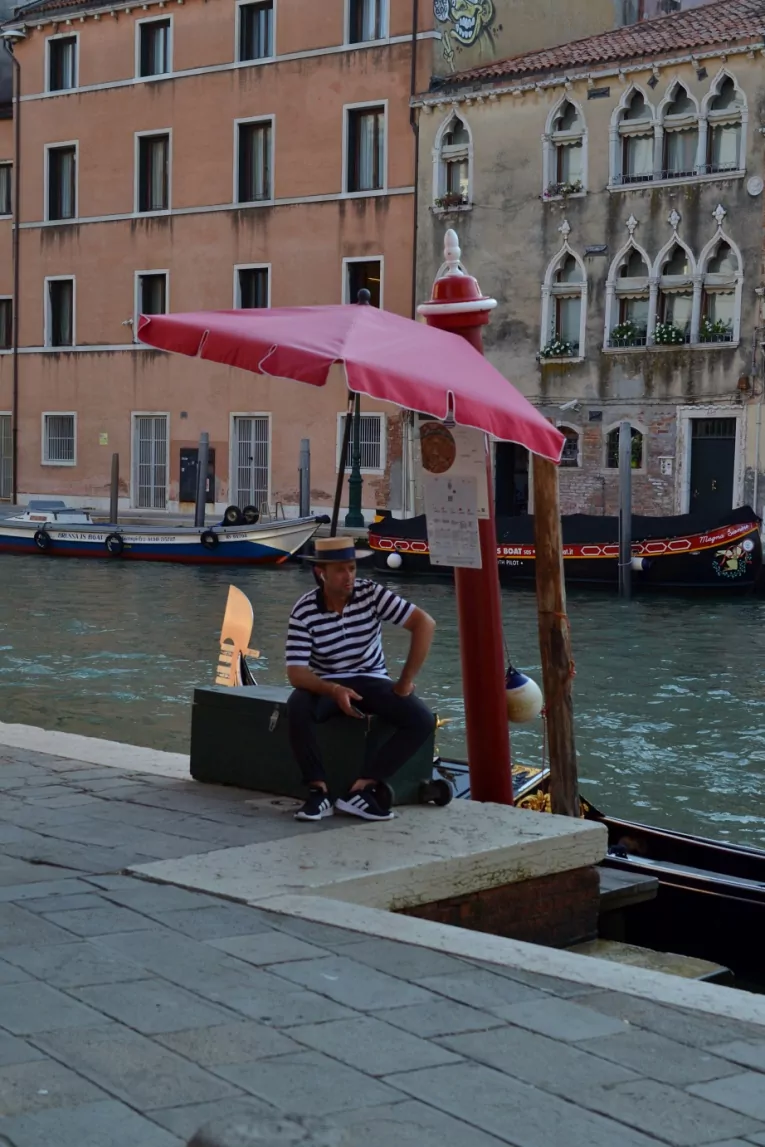 Gondolijer u Veneciji