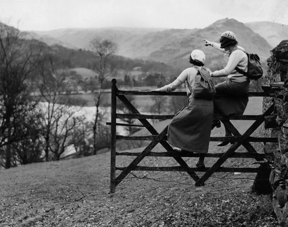 Wishing Gate Grasmere, crno bijela fotografija s dvije žene iz 1935. godine