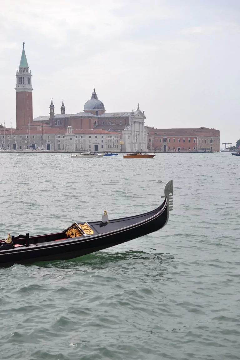 Gondola u laguni Venecije