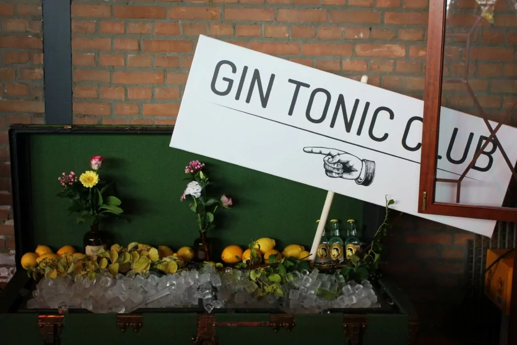 visual-stories-micheile-gin tonic club