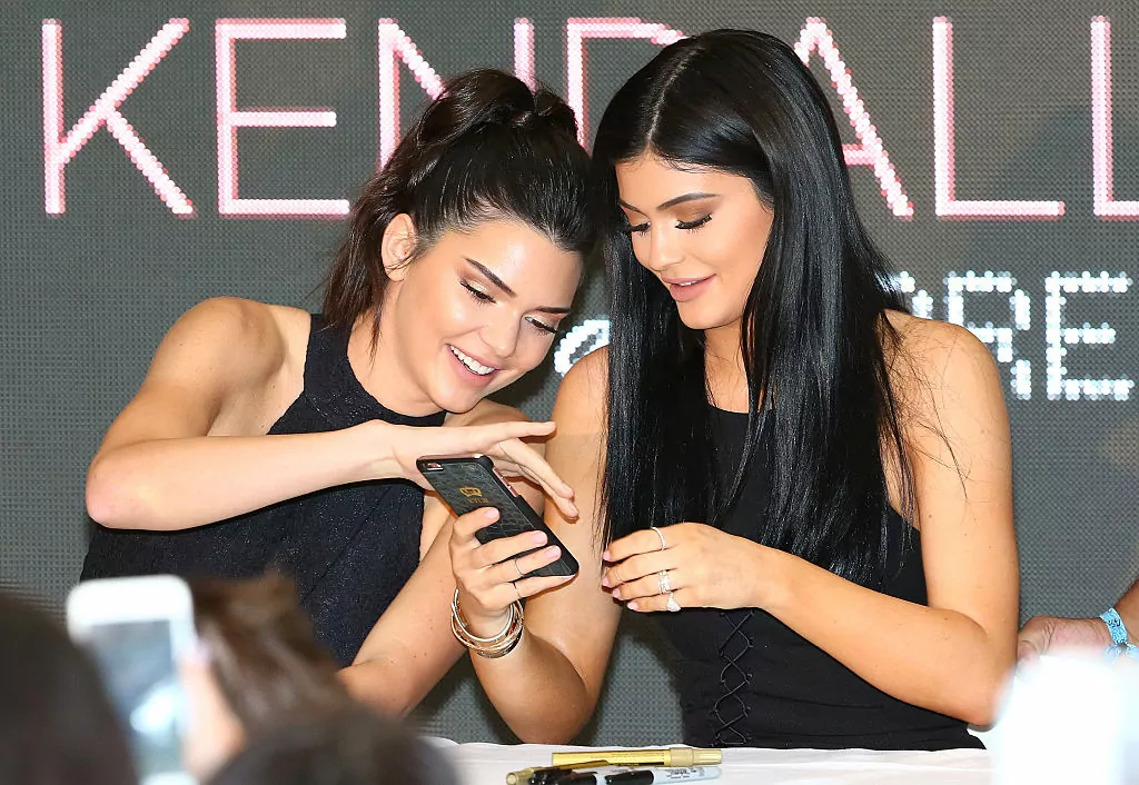 Kendall i Kylie Jenner gledaju fotografije nakon zajedničkog selfieja