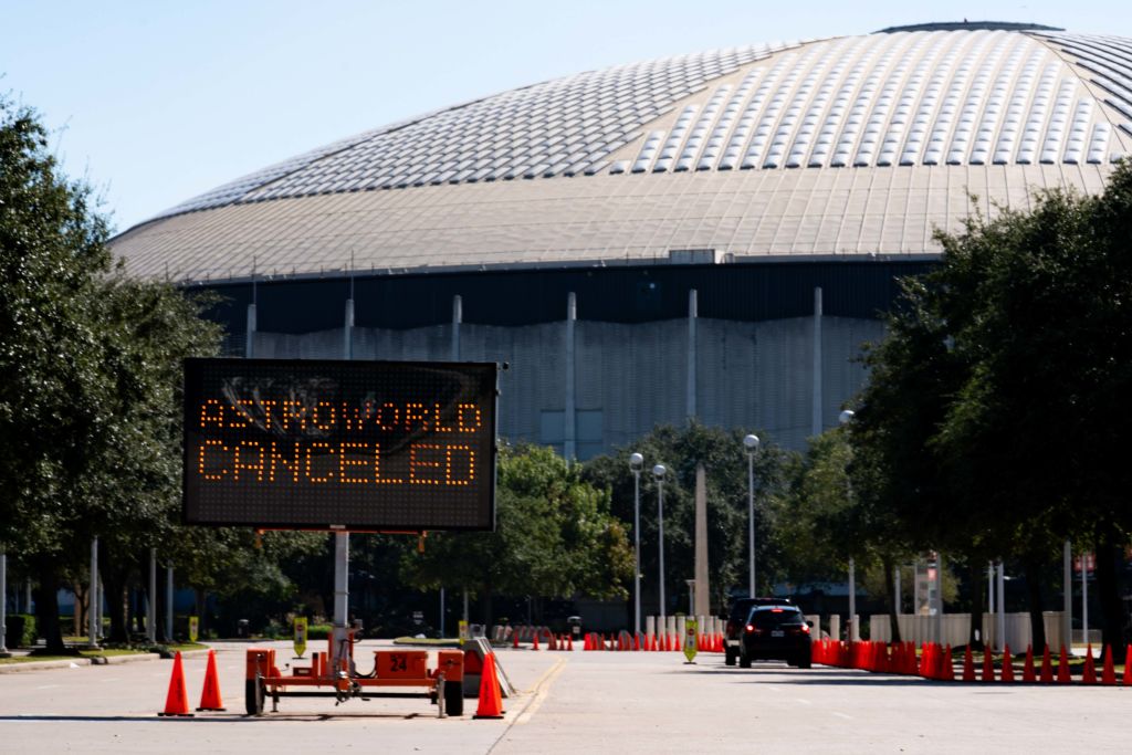 Natpis ispred Astroworlda da je nastavak festivala otkazan nakon tragedije