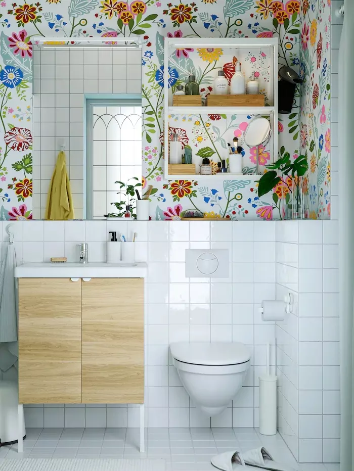Ikea kupaonica s floralnim uzorkom