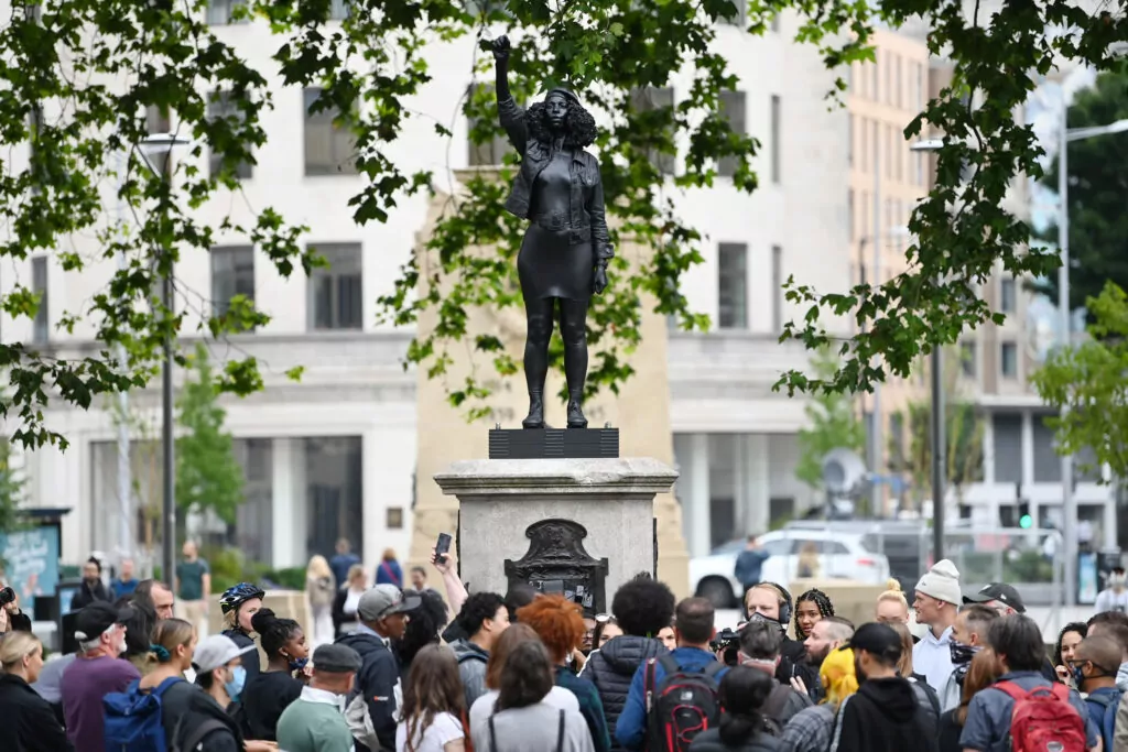 Kip prosvjednika BLM postavljen na postolje Colston u Bristolu