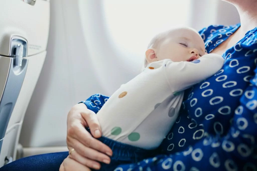 Majka s bebom u avionu