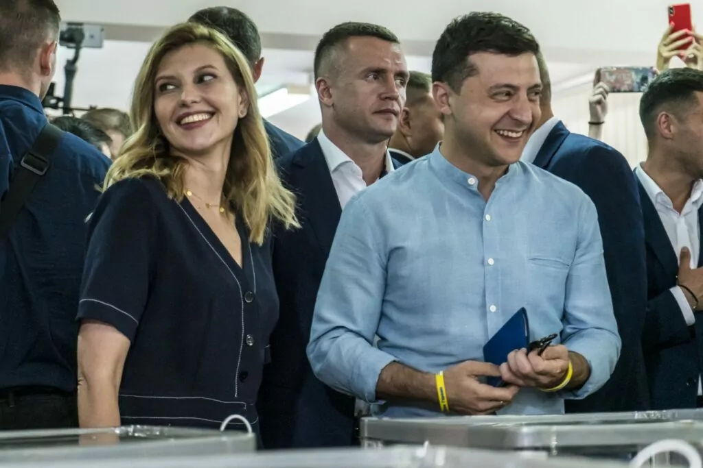 KIEV, UKRAINE - JULY 21: Olena Zelenska (L) and her husband, Ukrainian President Volodymyr Zelenskiy (R), cast their ballots in parliamentary elections on July 21, 2019 in Kiev, Ukraine. Zelenskiy used his inaugural speech two months ago to call for snap elections, and is hoping that his Servant of the People party will win an outright majority of seats in the Verkhovna Rada, Ukraine's parliament. (Photo by Brendan Hoffman/Getty Images)
