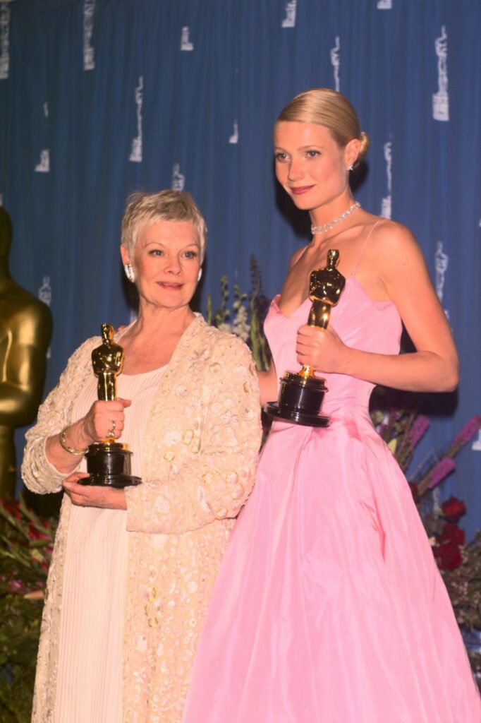 376961 01: 3-21-99- Los Angeles -Dame Judi Dench and Gwyneth Paltrow holding their Oscars at the 71st Academy Awards at the Dorothy Chandler Pavilion.