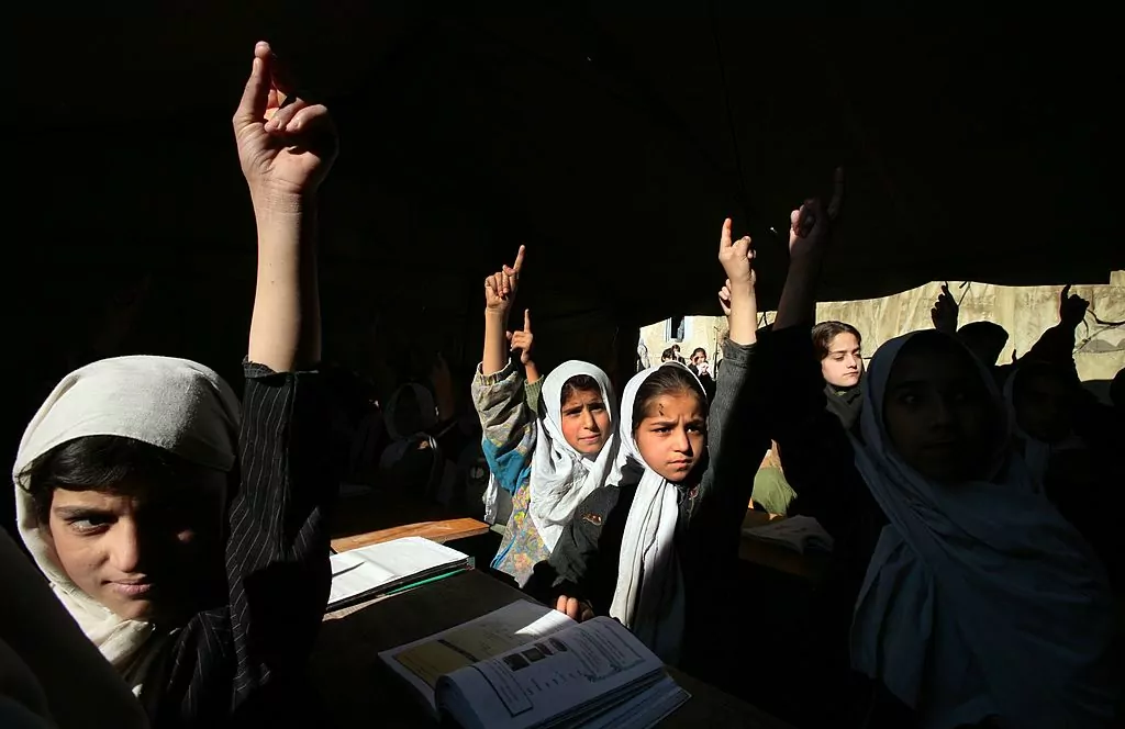 Mlade Afganistanke u školi