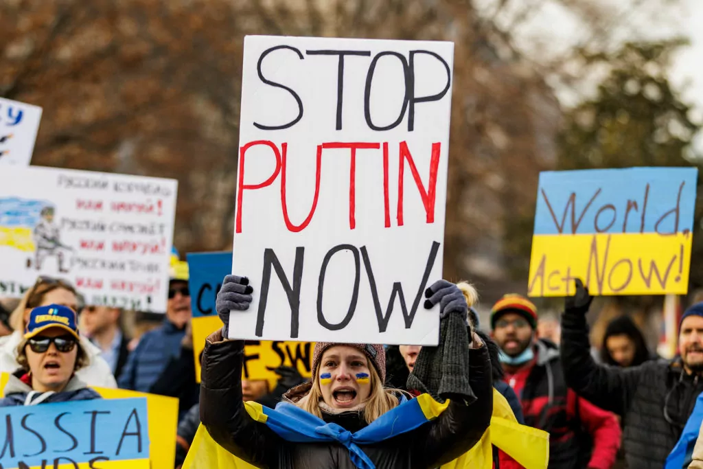 Prosvjed protiv Putina, žena drži plakat "Stop Putin now"