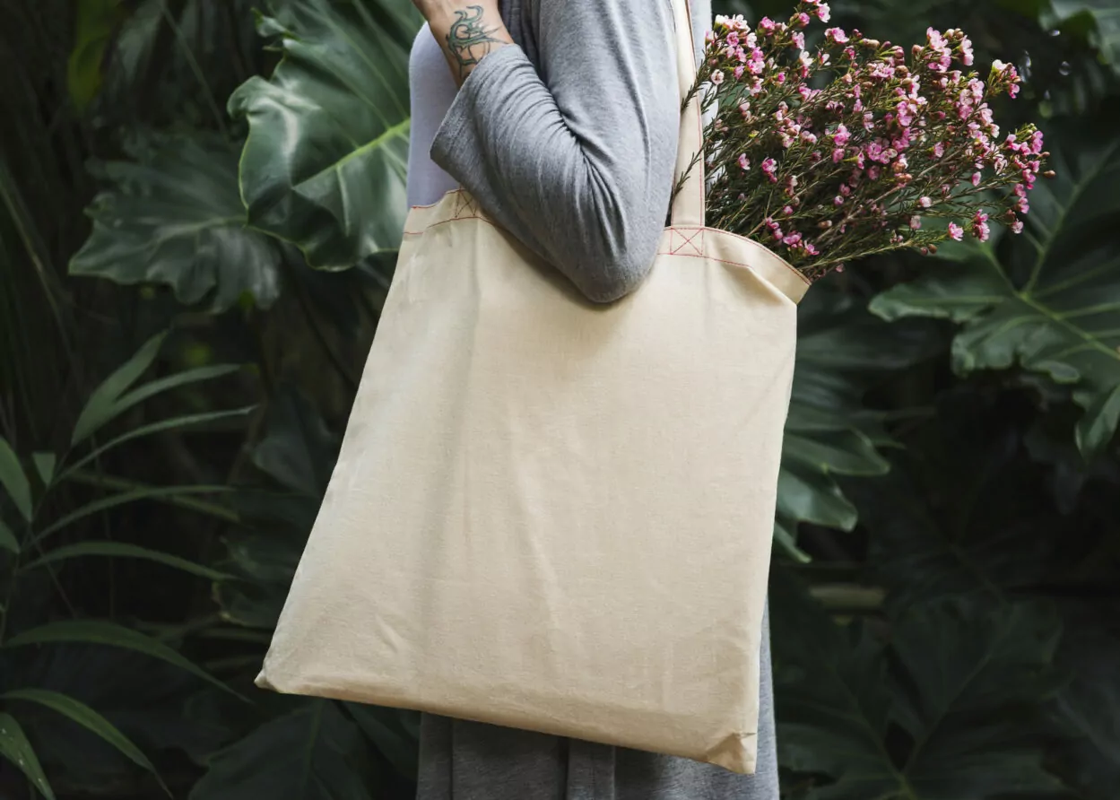 Žena s torbom za kupovinu