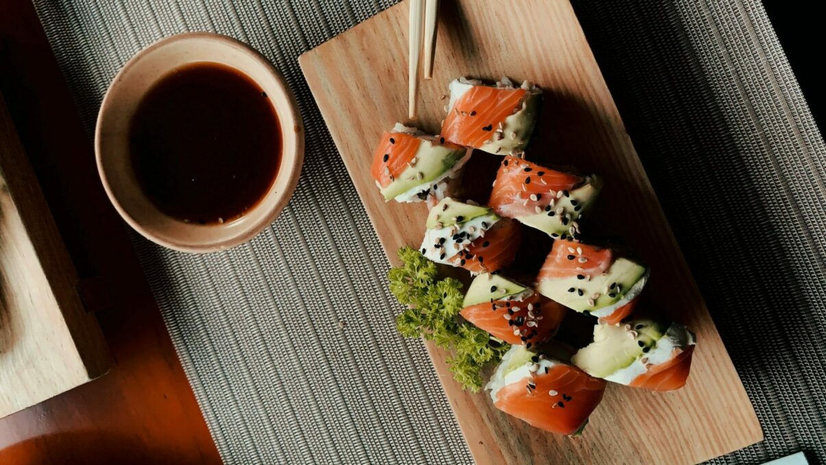 Sushi na stolu