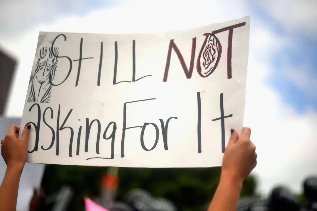 Transparent na prosvjedu "Still Not Asking For It"