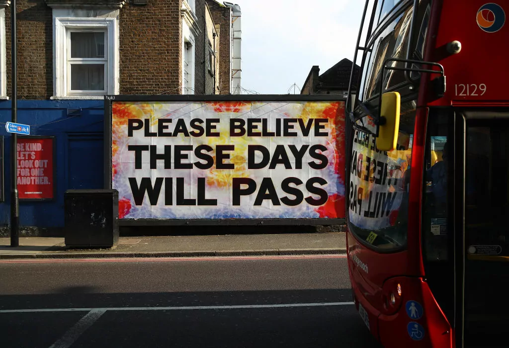 "Vjerujte, ovi dani će proći", natpis u londonskoj ulici