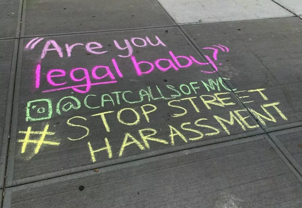 "Are you legal baby?" natpis kredom na asfaltu