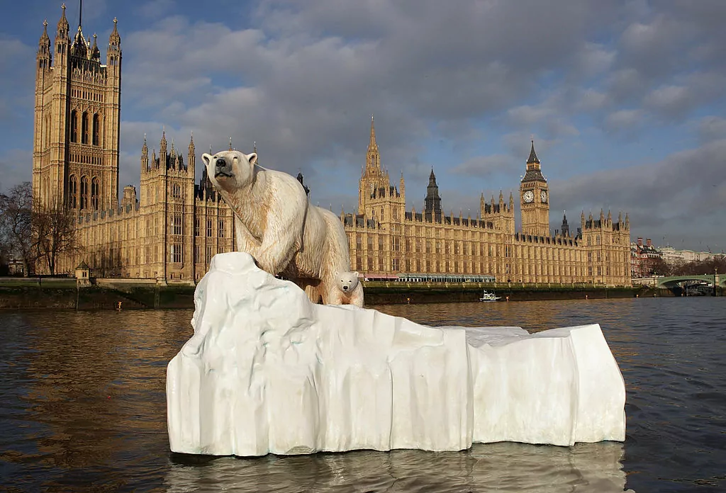 Akcija protiv klimatskih promjena, polarni medvjedi na santi leda u Londonu