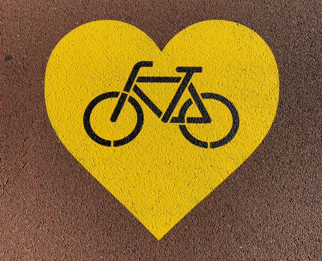 Bicikl u žutom srcu
