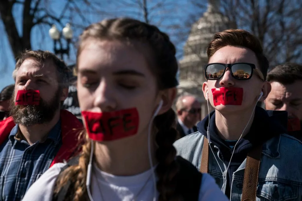 Pro-life prosvjednici drže naljepnicu "Life" preko usta