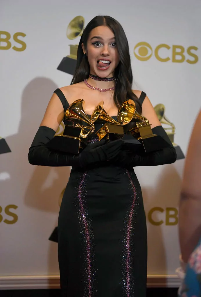 Olivia Rodrigo pozira s Grammy kipićima