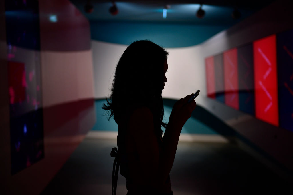 Žena na mobitelu u muzejskom prostoru