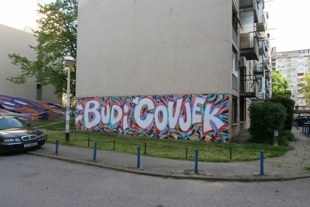 Budi čovjek grafit na zgradi