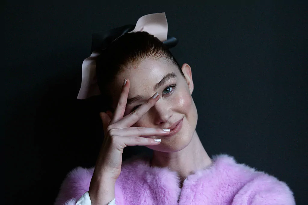 Model pozira u backstageu Fashion Week Australia