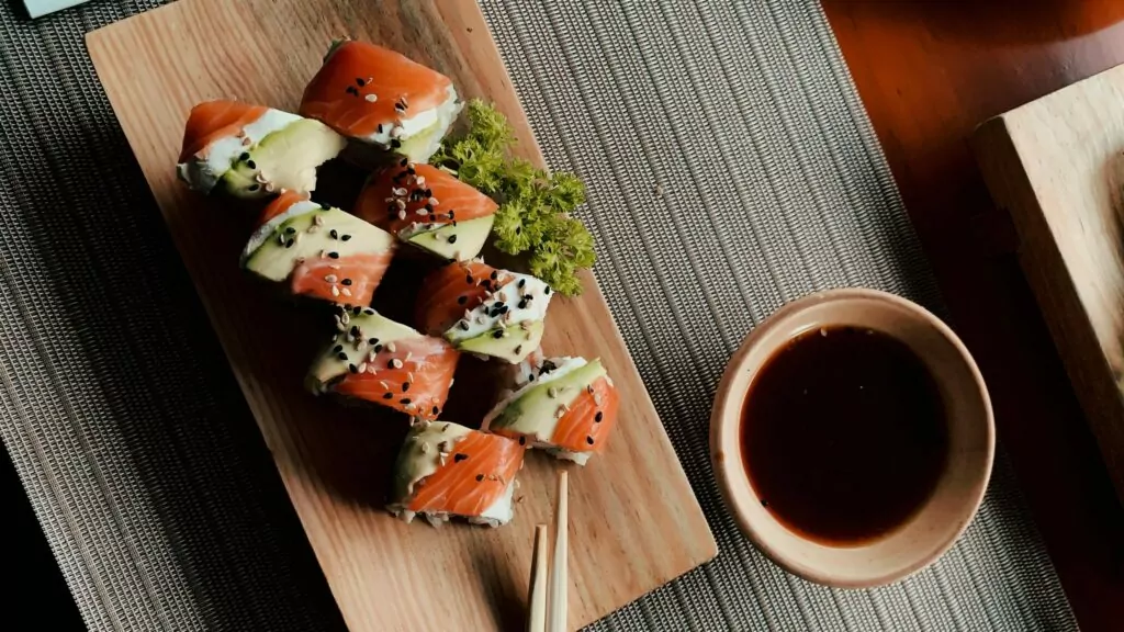 Sushi na stolu