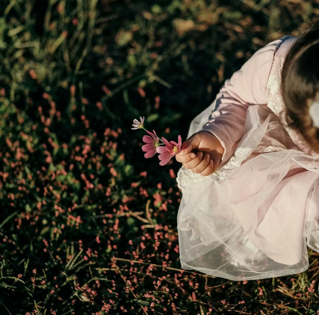 dijete bere cvijeće by insung-yoon