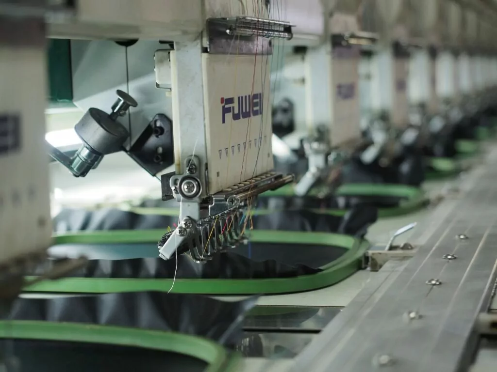 Automatski stroj za vezenje u tekstilno tvornici u Indoneziji Foto Agto Nugroho Unsplash
