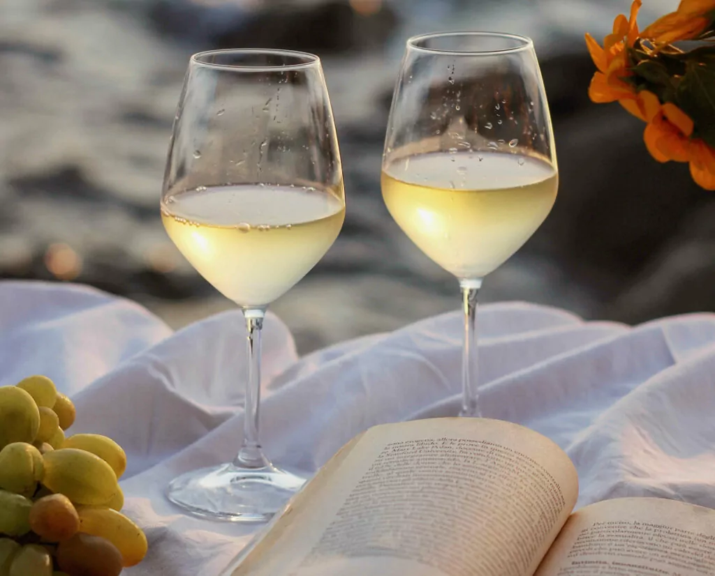 Dvije case bijelog vina na plazi
