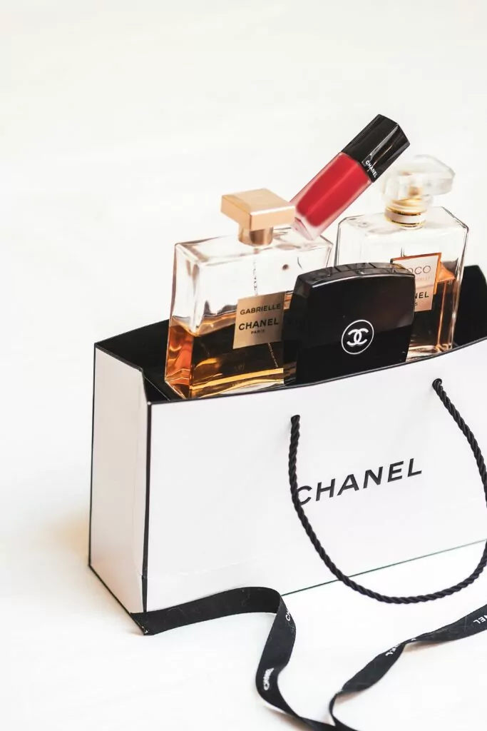 Chanel vrećica prepuna proizvoda