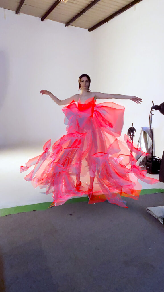 Najnovijom suradnjom s Carolinom Herrerom Tribute je predstavio AR aplikaciju u kojoj digitalnu haljinu možete nositi u real timeu