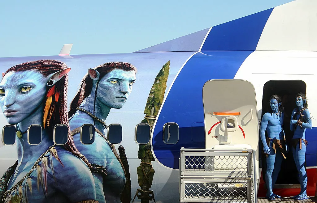Plakat filma Avatar na pročelju aviona