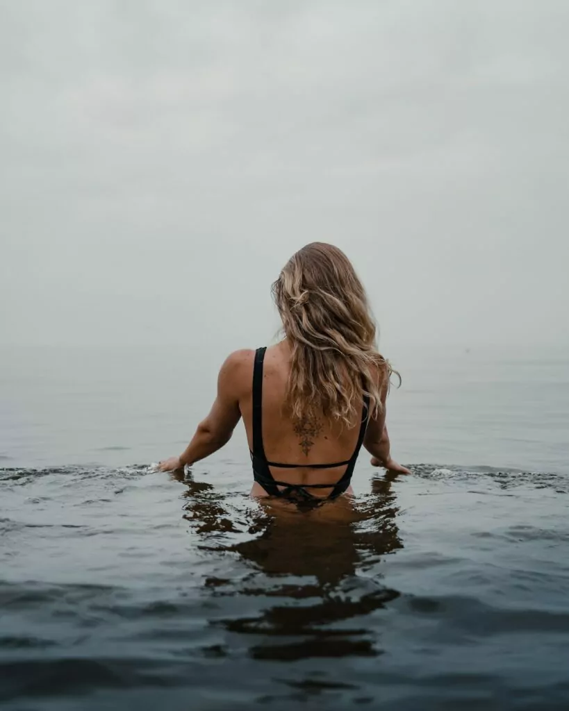 Žena s valovima u kosi u moru