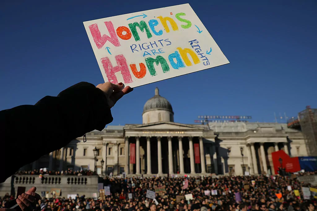 Transparent na kojem pise "Women's rights are human rights"