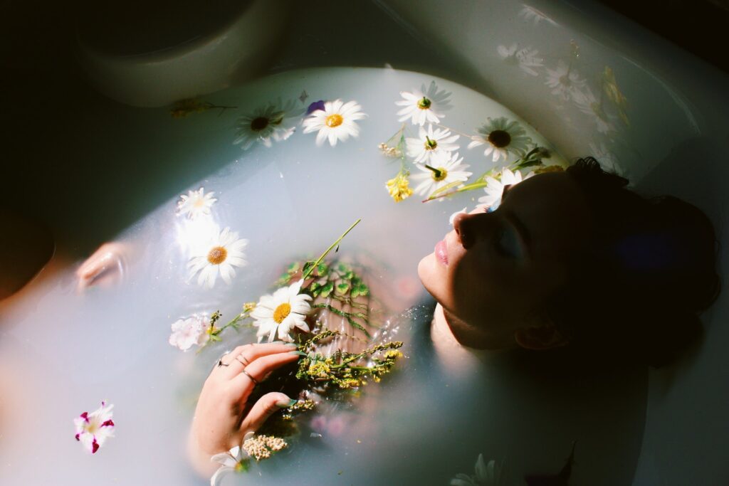 Žena se kupa u spiritualnoj kupki