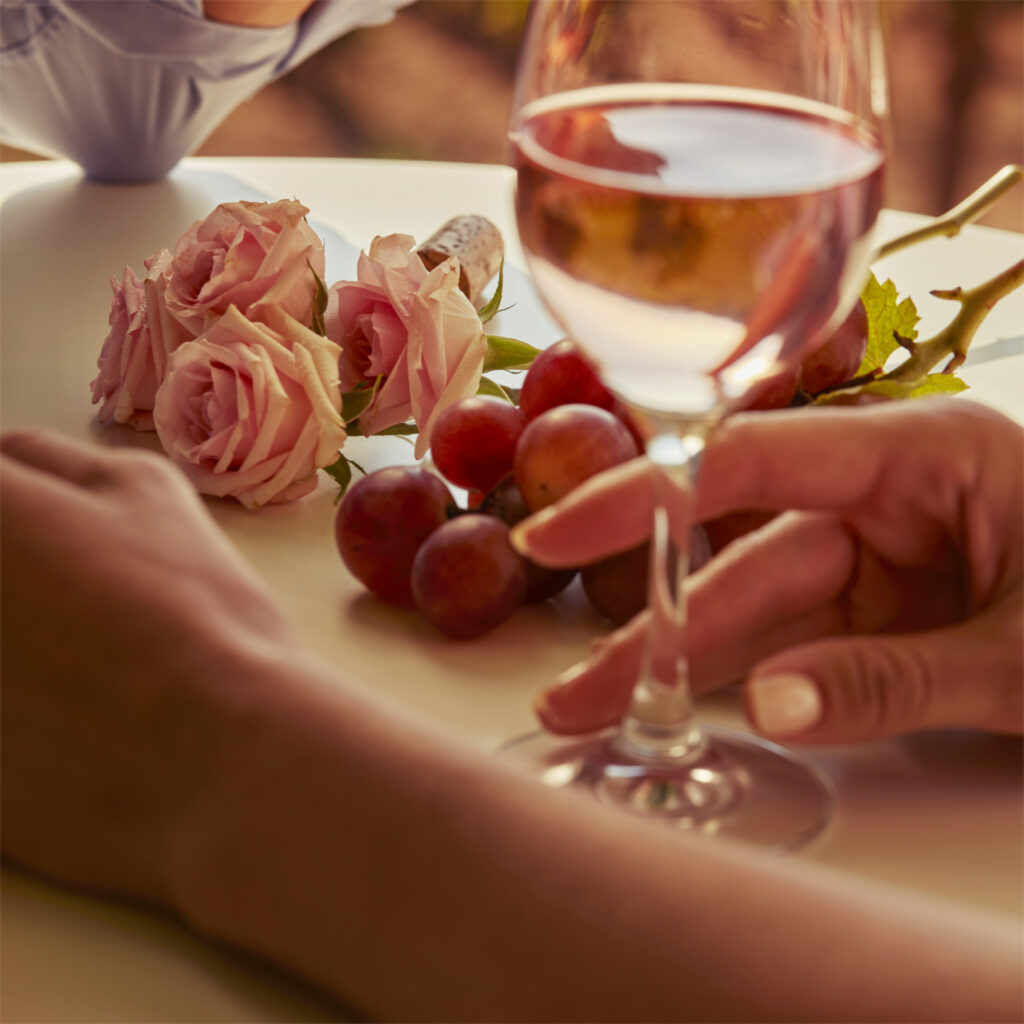 Romantični spoj u vinogradima Provanse uz čašu vina i ruže