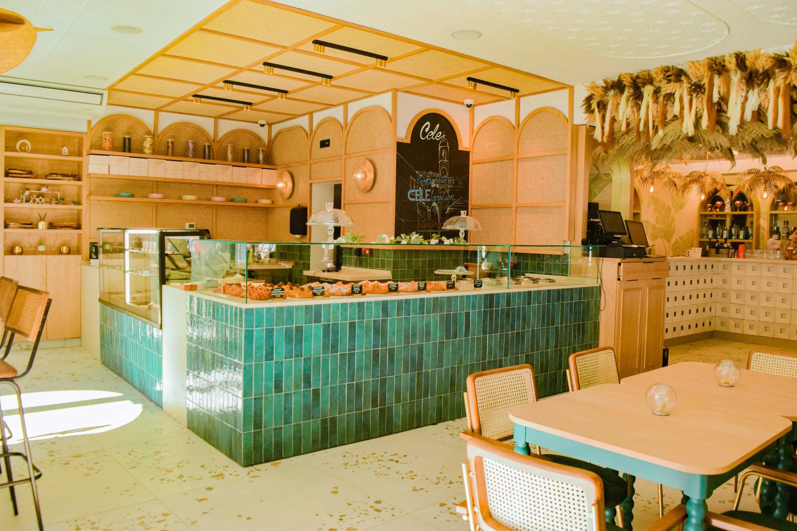 Smješten u srcu povijesne jezgre Dubrovnika, restoran i bar Cele oduvijek je bio više od ugostiteljskog objekta, bio je kultna slastičarnica, mjesto susreta i nezaobilazna postaja generacija Dubrovčana.