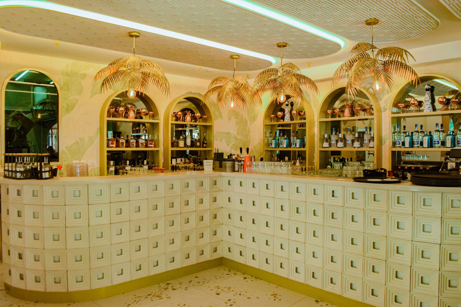 Smješten u srcu povijesne jezgre Dubrovnika, restoran i bar Cele oduvijek je bio više od ugostiteljskog objekta, bio je kultna slastičarnica, mjesto susreta i nezaobilazna postaja generacija Dubrovčana.