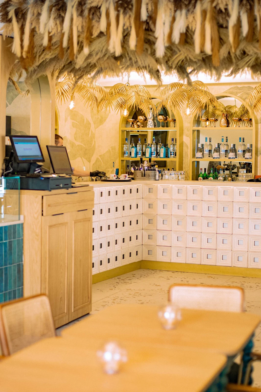 Smješten u srcu povijesne jezgre Dubrovnika, restoran i bar Cele oduvijek je bio više od ugostiteljskog objekta, bio je kultna slastičarnica, mjesto susreta i nezaobilazna postaja generacija Dubrovčana.