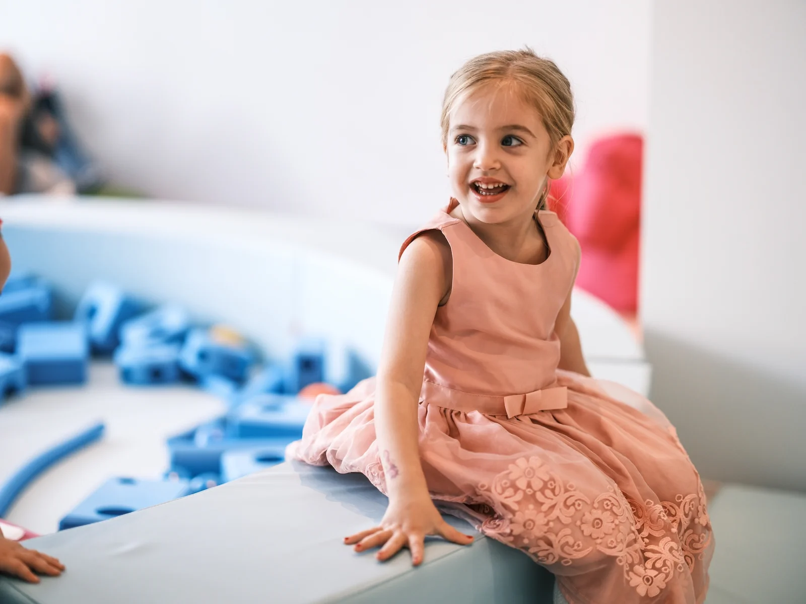 Falkensteiner Family Hotel Diadora ponovo je podigao ljestvicu obiteljskog odmora. Uz pomno osmišljen pakete za single roditelje i atraktivne animacijske programe, svaki vikend sve do 22. lipnja, djeca će na dar dobiti i prvu hotelsku audioknjigu - još jedan moćni alat za zabavu i razvoj.