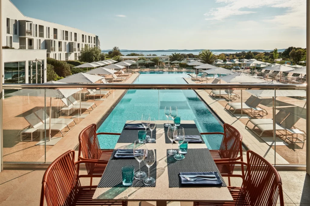 Falkensteiner Family Hotel Diadora ponovo je podigao ljestvicu obiteljskog odmora. Uz pomno osmišljen pakete za single roditelje i atraktivne animacijske programe, svaki vikend sve do 22. lipnja, djeca će na dar dobiti i prvu hotelsku audioknjigu - još jedan moćni alat za zabavu i razvoj.