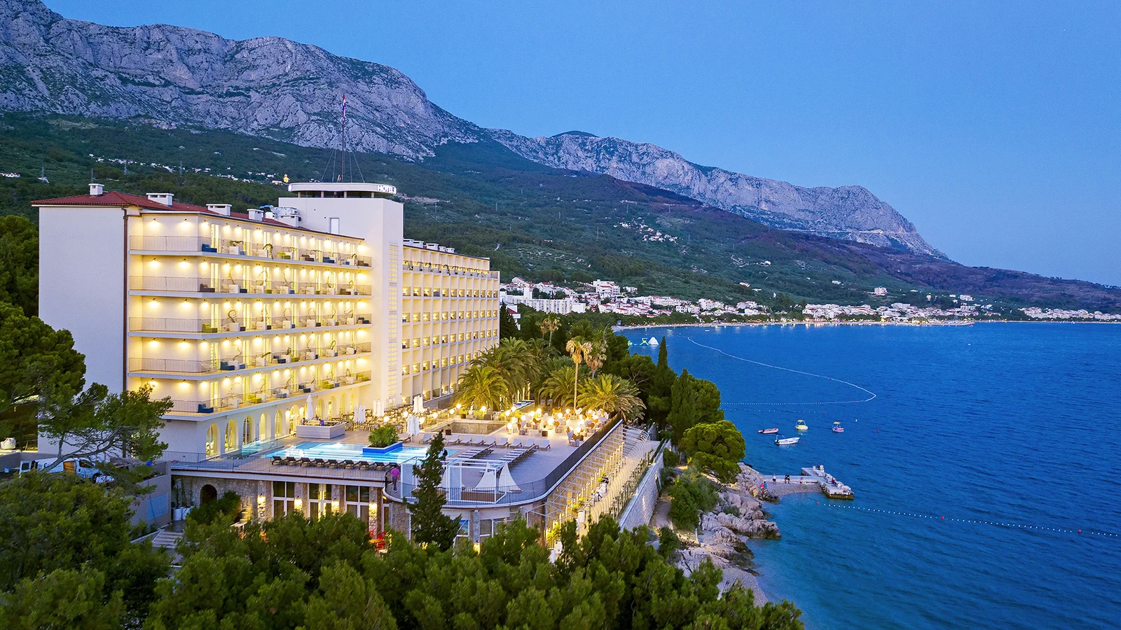 Bilo da ste u potrazi za mjestom gdje ćete s djecom na ljetovanje, hotelom u kojem ćete provesti romantičan odmor ili nezaboravno ljeto s prijateljicom, bacite oko na First minute ponudu Bluesun hotela.