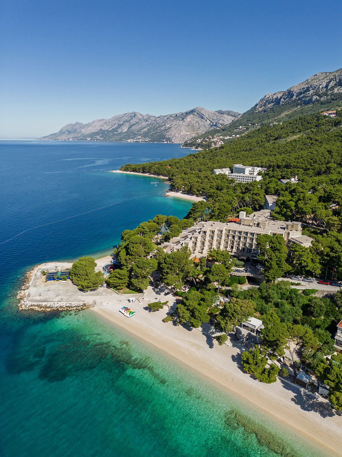 Bilo da ste u potrazi za mjestom gdje ćete s djecom na ljetovanje, hotelom u kojem ćete provesti romantičan odmor ili nezaboravno ljeto s prijateljicom, bacite oko na First minute ponudu Bluesun hotela.